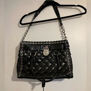 Chic Michael Kors Shoulder Bag with Chain Detail